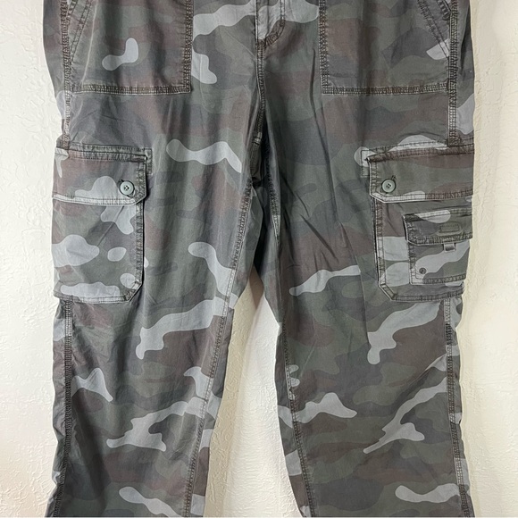 American Eagle Stretch Convertible Baggy Cargo Jogger in Camo - Picture 7 of 13
